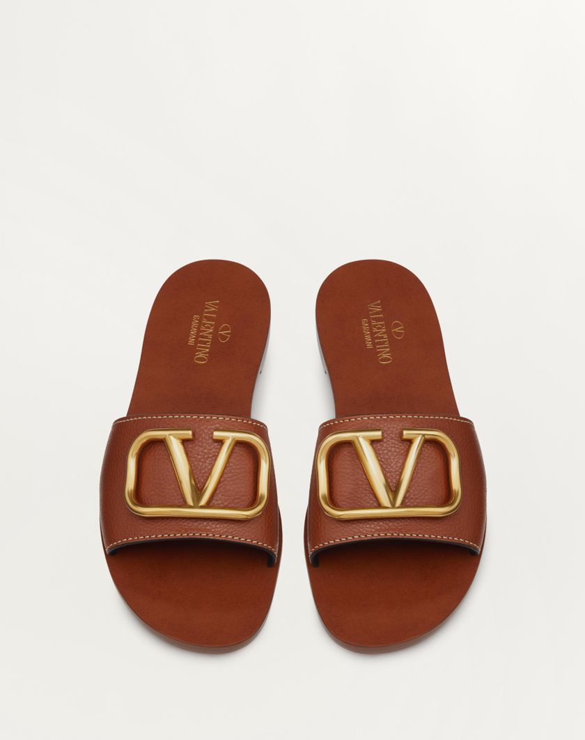 VLOGO SIGNATURE SLIDE SANDAL IN GRAINY COWHIDE WITH ACCESSORY - Image 3
